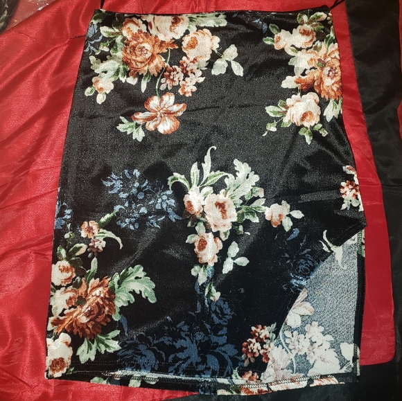 🏆HP🏆 Black Floral Velvet Ruffle Crop Top/Skirt Set - Picture 9 of 10